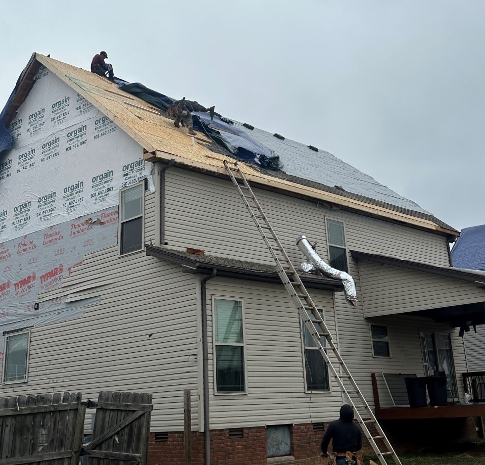 Front view of a mid-class residential home with brands new charcoal GAF shingles installed by POWCO